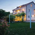 Nyaraló Kastel Stafilic 46 With Outdoor Swimmingpool *
