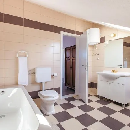 Holiday home 7 Bedroom Awesome In Kastel Stafilic *