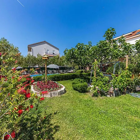 Semesterbostad 7 Bedroom Awesome In Kastel Stafilic
